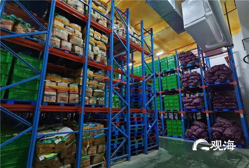 这是青报君在胶州利群悬于仓库挂钩上……一头头白条猪分割完成后整齐