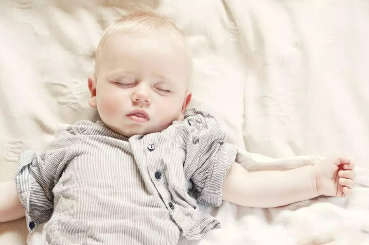 为什么小孩子睡觉喜欢让人拍着睡呢？