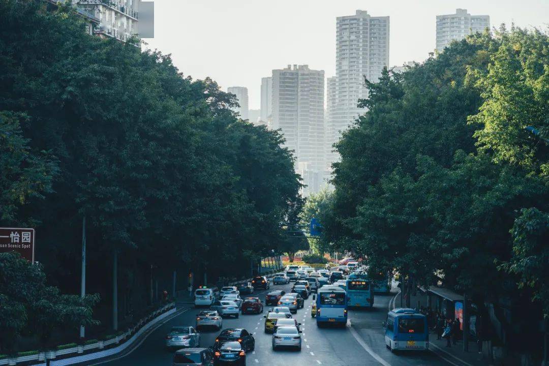 图源 | 上清寺街道图源 | 上清寺街道我们于此游荡沉浮浸淫,痛过哭过