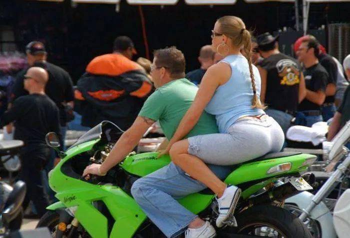 女生骑摩托为什么总是要撅起来?_搜狐汽车_搜狐网