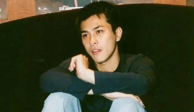香港的王家卫也被他的演技吸引放到现在也是妥妥的流量小生这是他年轻
