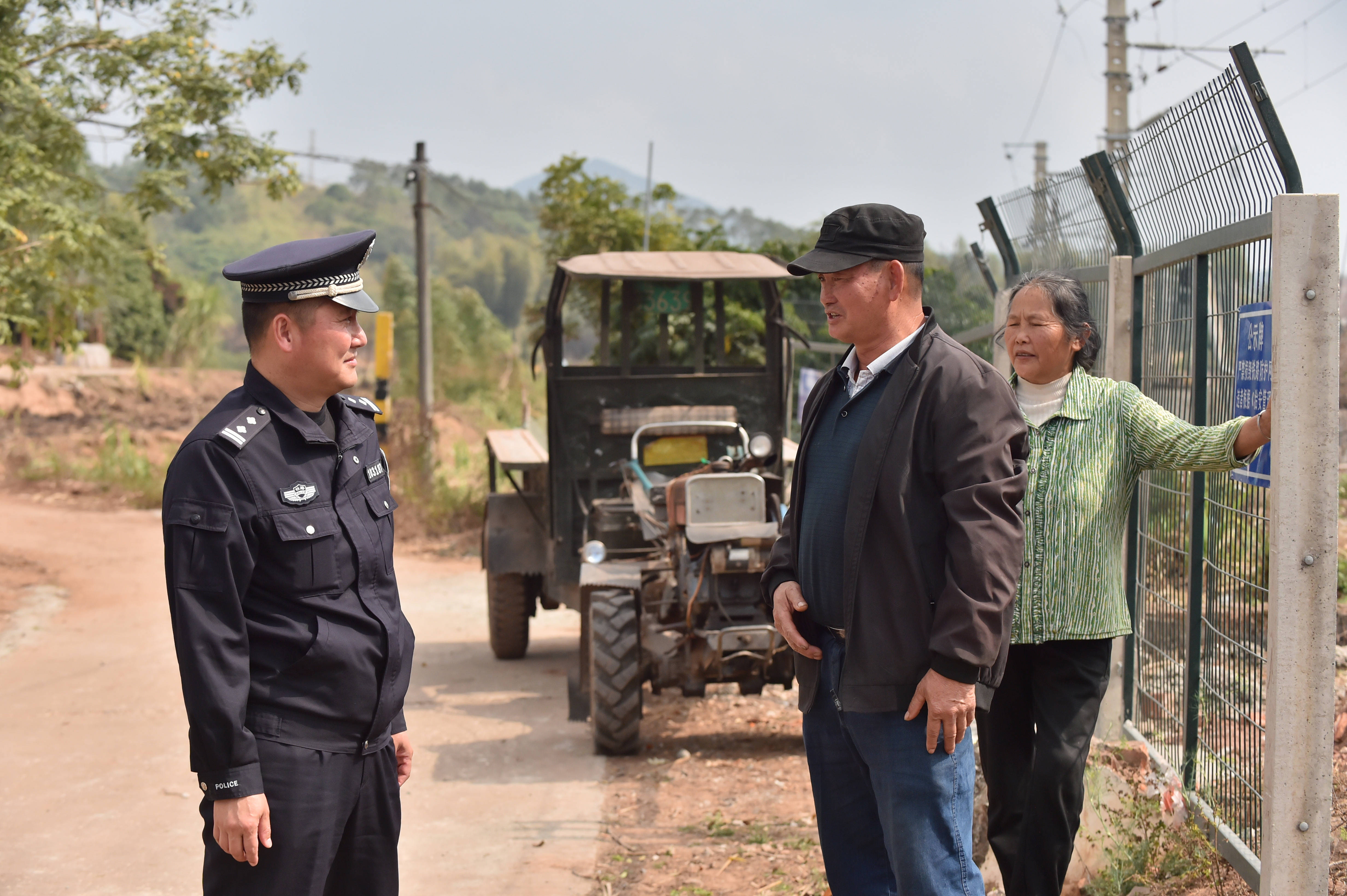 2月3日,在南宁市良庆区大塘镇南荣村,民警陈涛(左)在巡线中与村民交谈