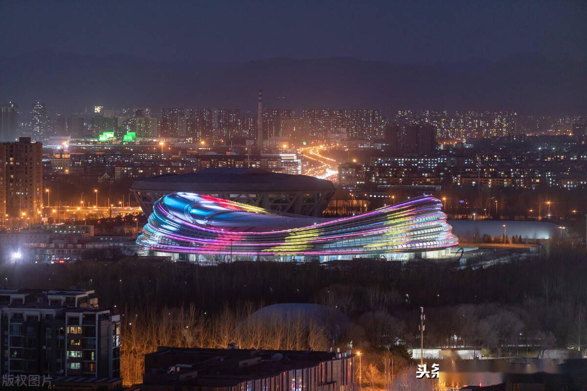 北京奥林匹克体育中心国家速滑馆亮灯迎接春节