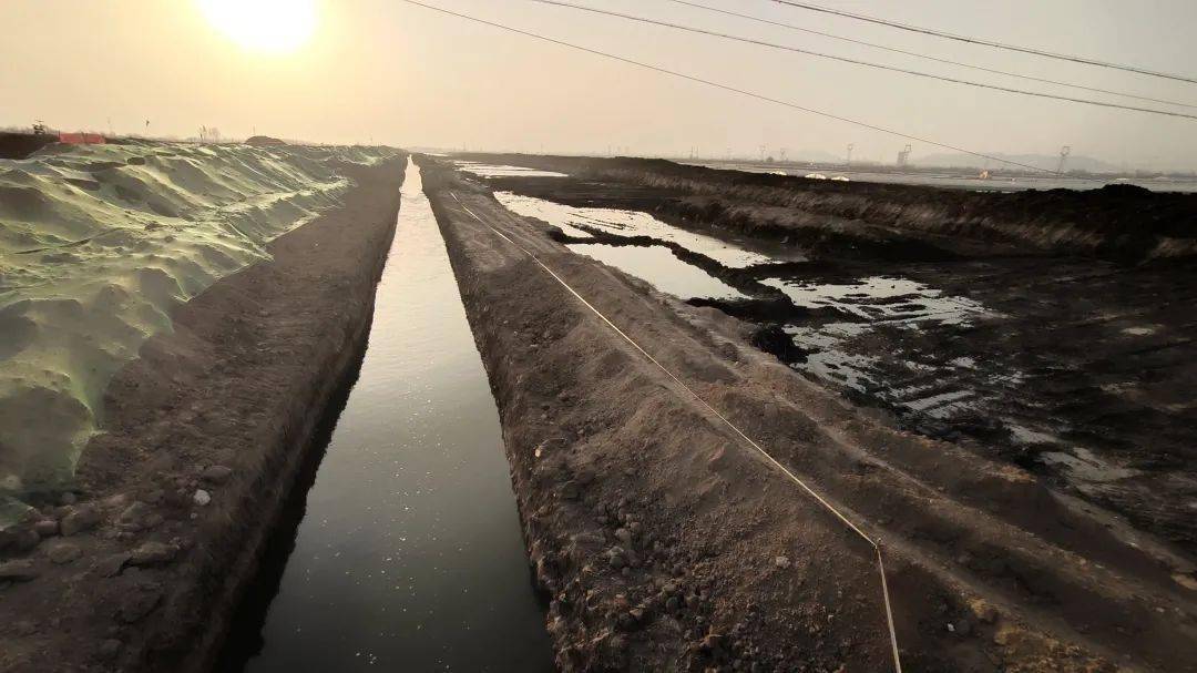 为了便于施工,施工方在河道内挖了一条导流渠,河水被引到渠内正常流动