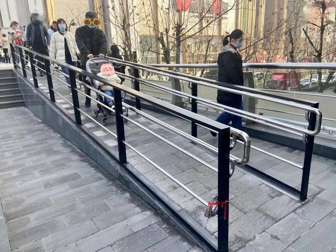 百大天桥由于建成时间较早,设计预留空间有限,所以无障碍坡道的整改