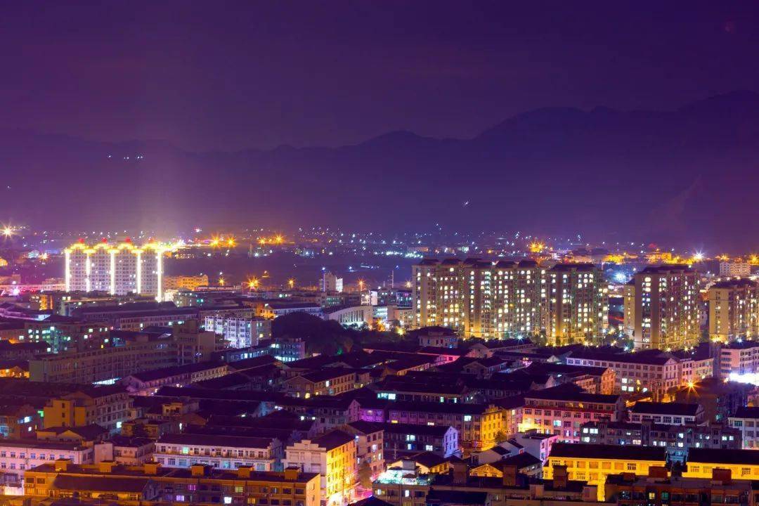 璀璨灯光装扮钱库美丽夜景刷屏了