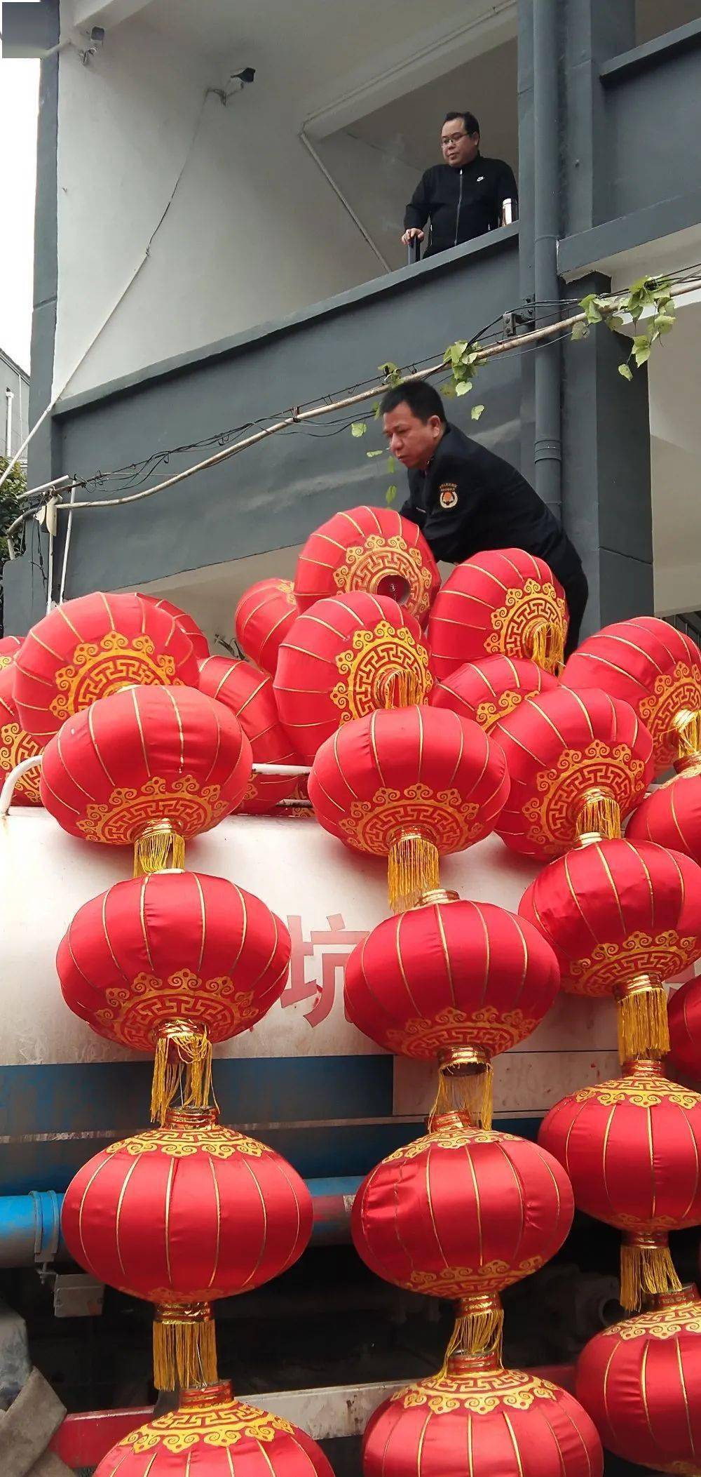 挂灯笼迎新春营造节日氛围