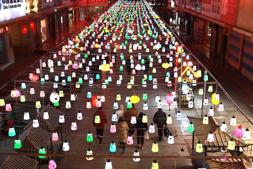 甘肃敦煌市民夜市赏灯迎新春