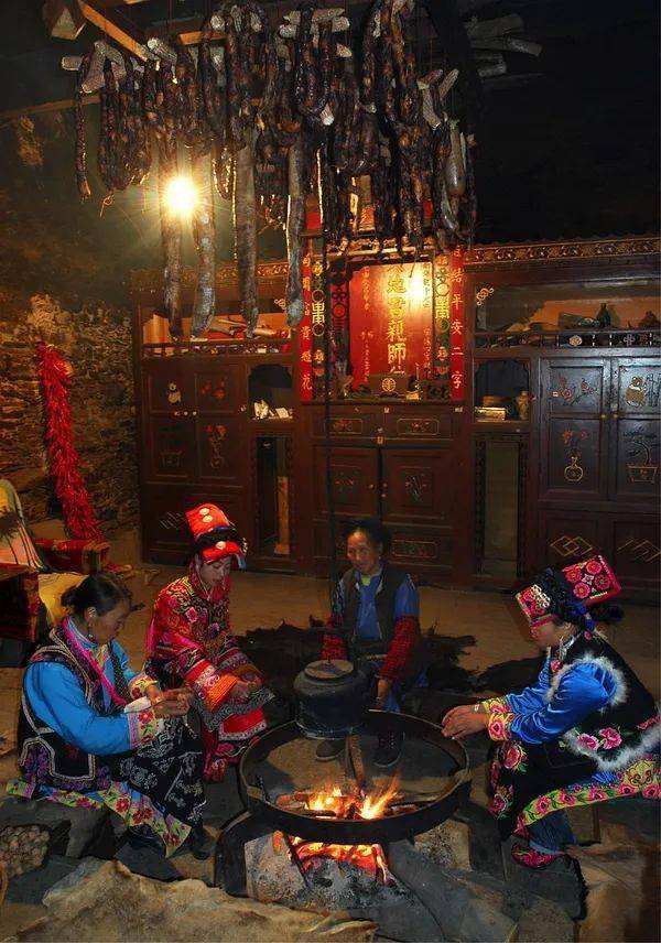 羌族火塘,袁蓉荪 摄影云南西盟佤族,盖好新的竹楼,安装火塘以后,边跳