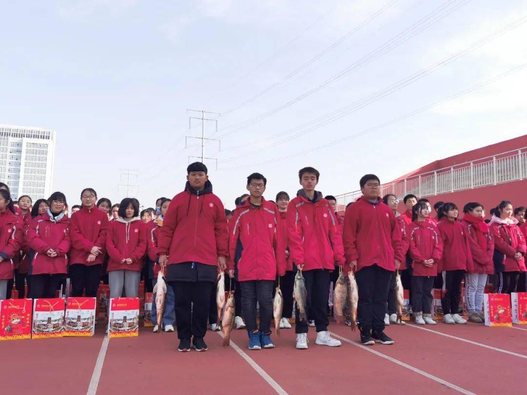 阜阳十中全校2000多名据记者了解学校为学生置办了"新年礼包"借着期末