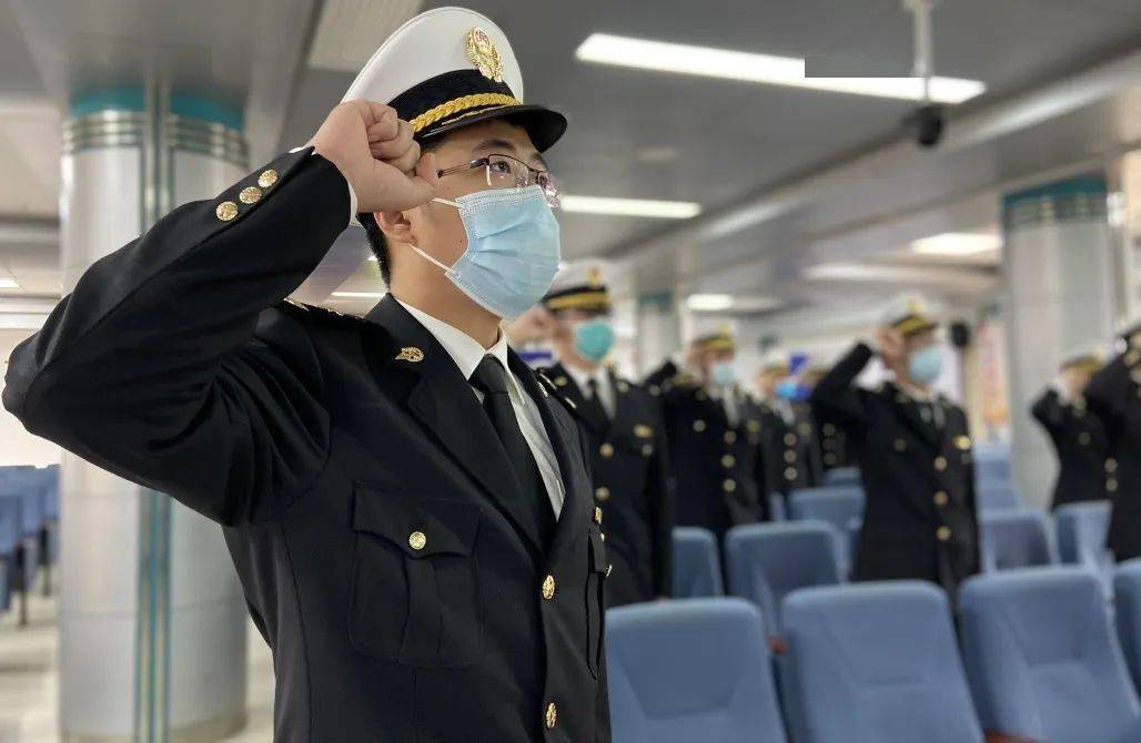 举起右手,向国旗宣誓!