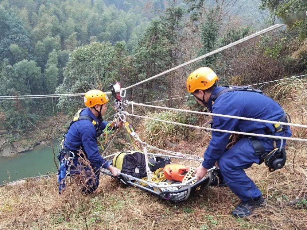 消防员如何"翻山越岭"!_救援