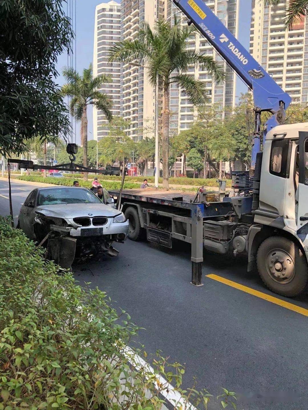 广西宝马车冲撞公交站台2名老人倒地不起警方通报事故原因