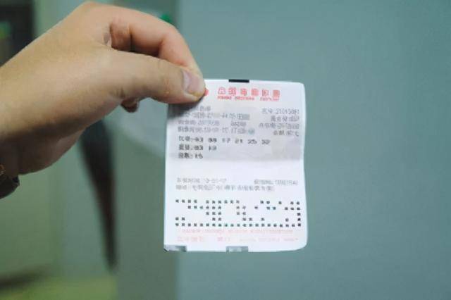 但很快有人找到自己，声称是彩票失主，并且有彩票流水号，要求还票。面对这种情况，男子很纠结，只好在网络平台发帖求助，这个钱该不该还