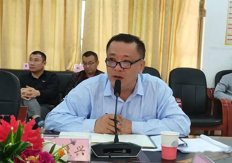 会议第一项:方案解读会议由第四学区区长,琼海市嘉积三中吴建兴校长