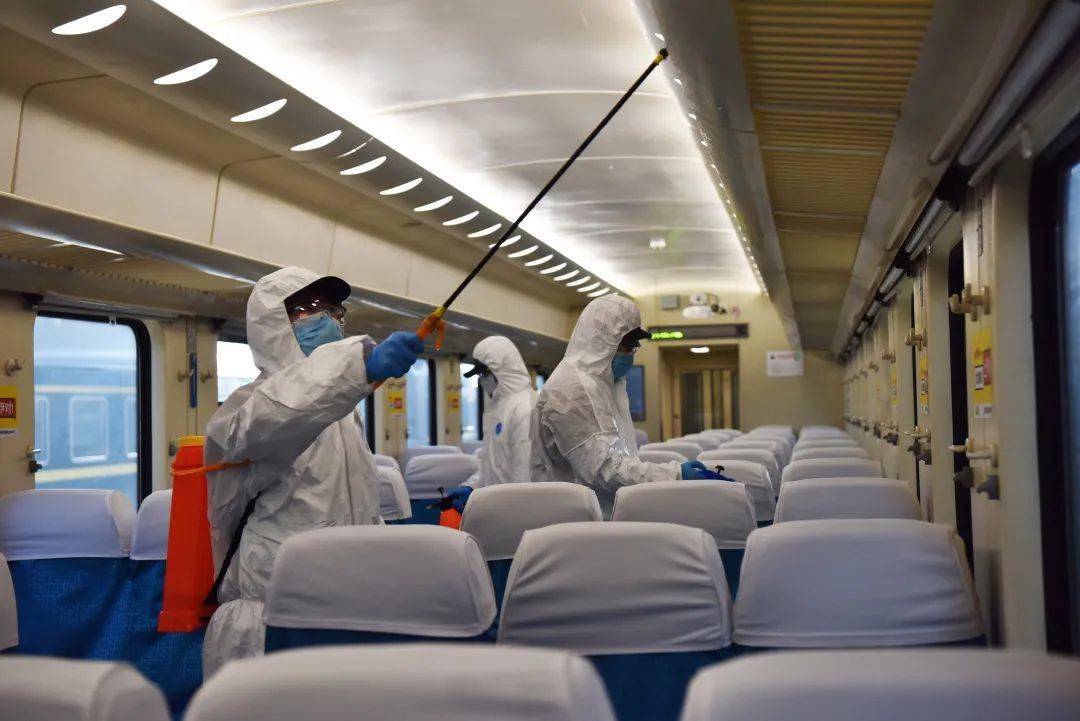 "在各次列车入库后,我们第一时间安排车间管理人使用有效氯250mg/l