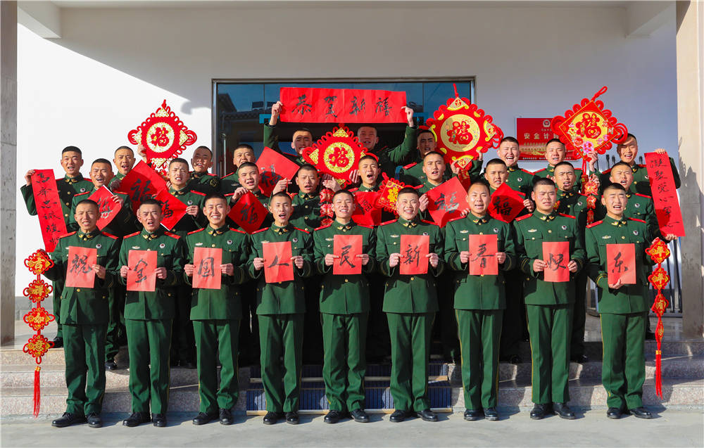 官兵们向全国人民大拜年.徐朝伟 摄