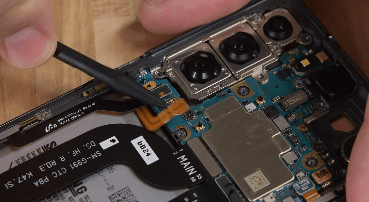 ifixit 拆解显示,三星 galaxy s21 比 galaxy note20 更容易维修