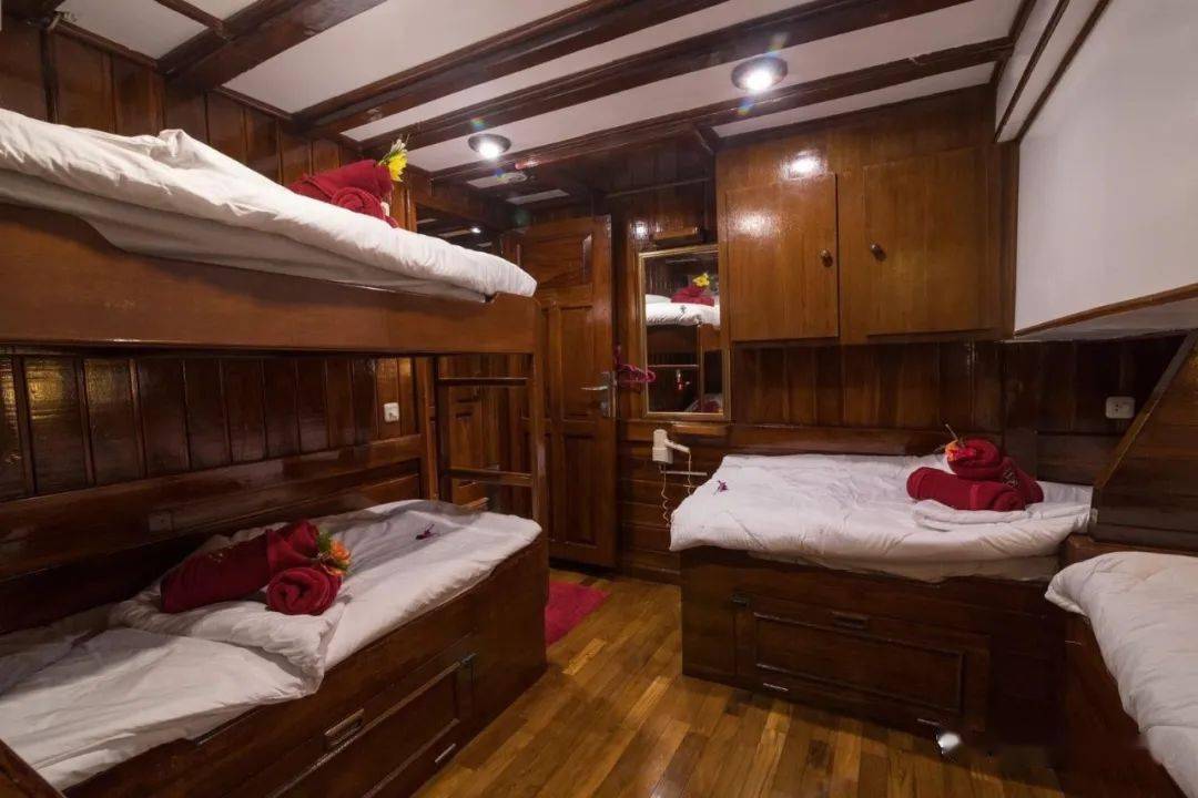 位于下层船舱,最多入住4人,客舱配有双层床和两张单人床.