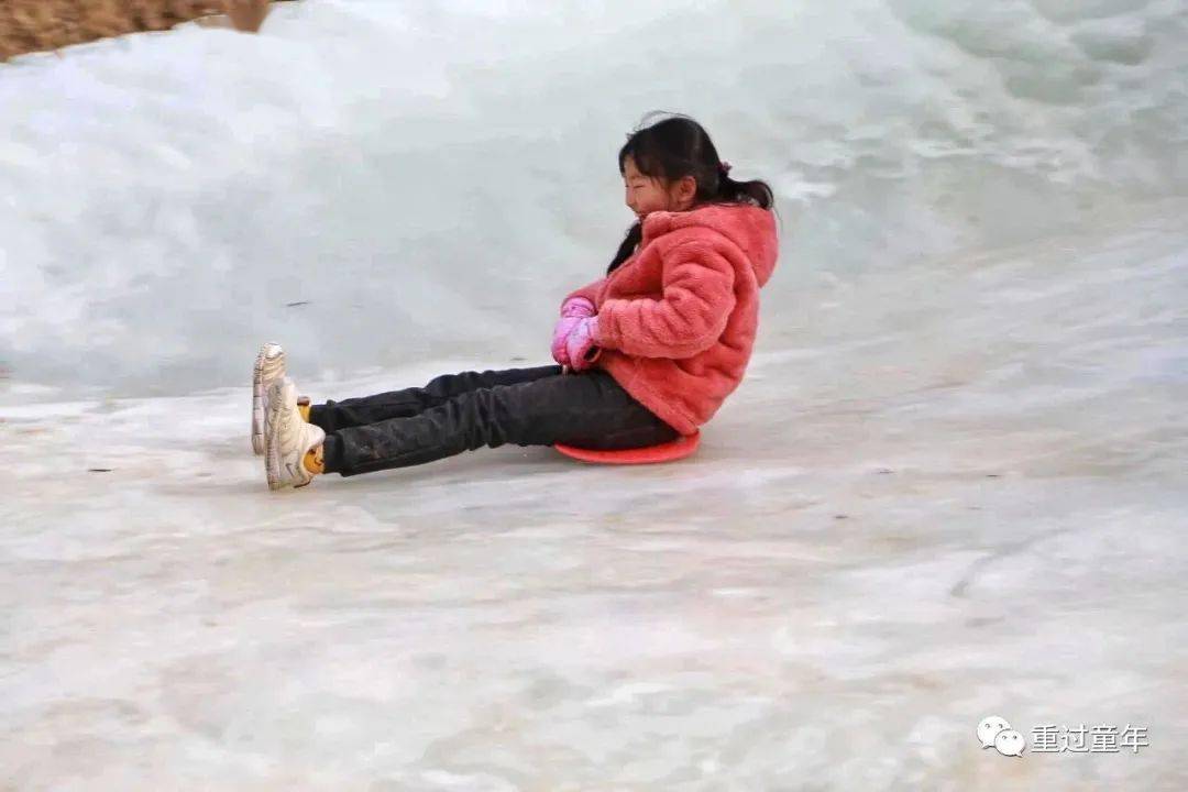 冰面,就像一处天然的冰雪滑滑梯,即使不拿小垫板滑下去也是哧溜哧溜的