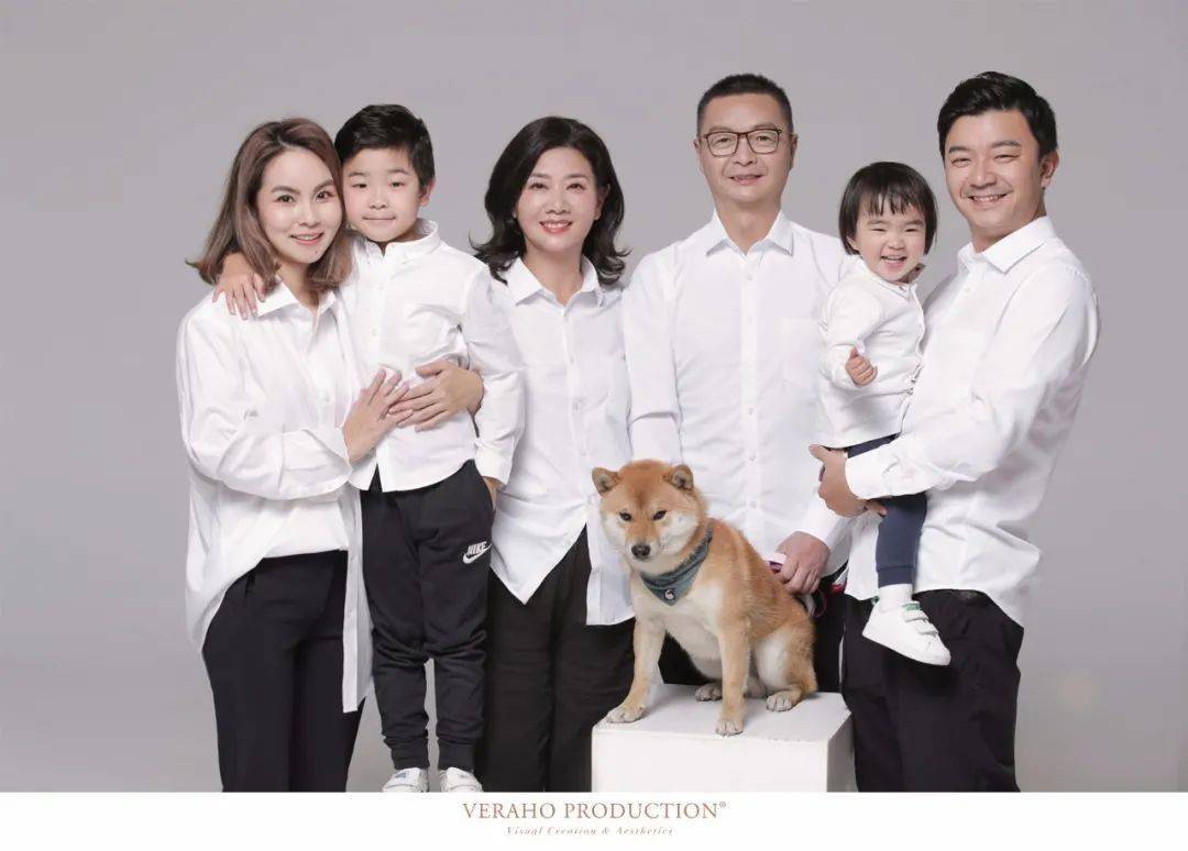 站位亲近得来又不混乱哦～就像是女孩的衣橱里必备一件白衬衫,全家福