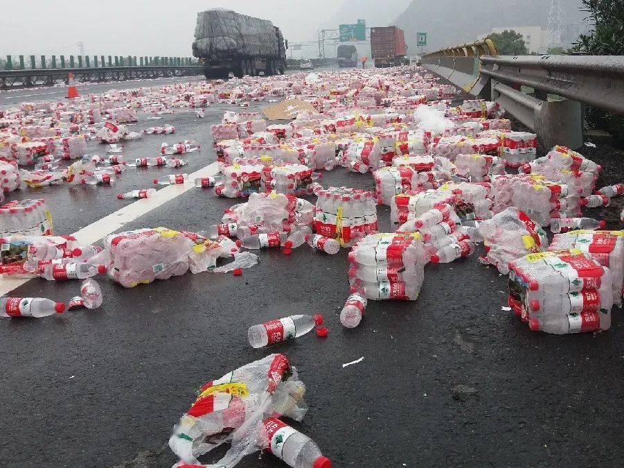 安全行車無小事別讓拋灑物成為高速上的定時炸彈