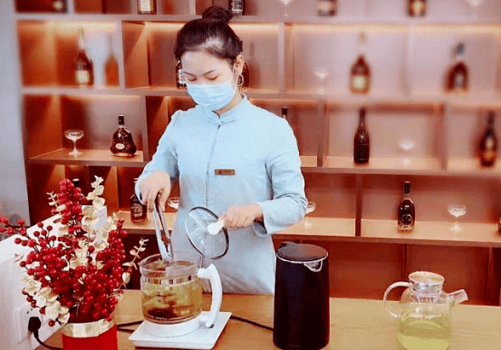 案场物业团队依然坚守在工作岗位上,为客户提供暖心服务,团队以高度