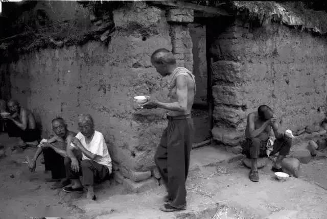 追憶80年代吃飯老照片,溫暖了整個朋友圈!