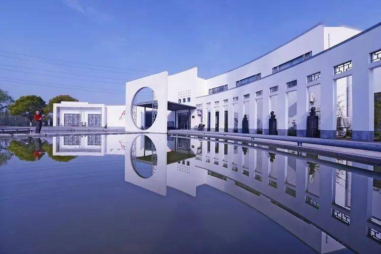 美术作品展04观展地址:周浦绿地缤纷广场观展时间:2月-3月提供一个