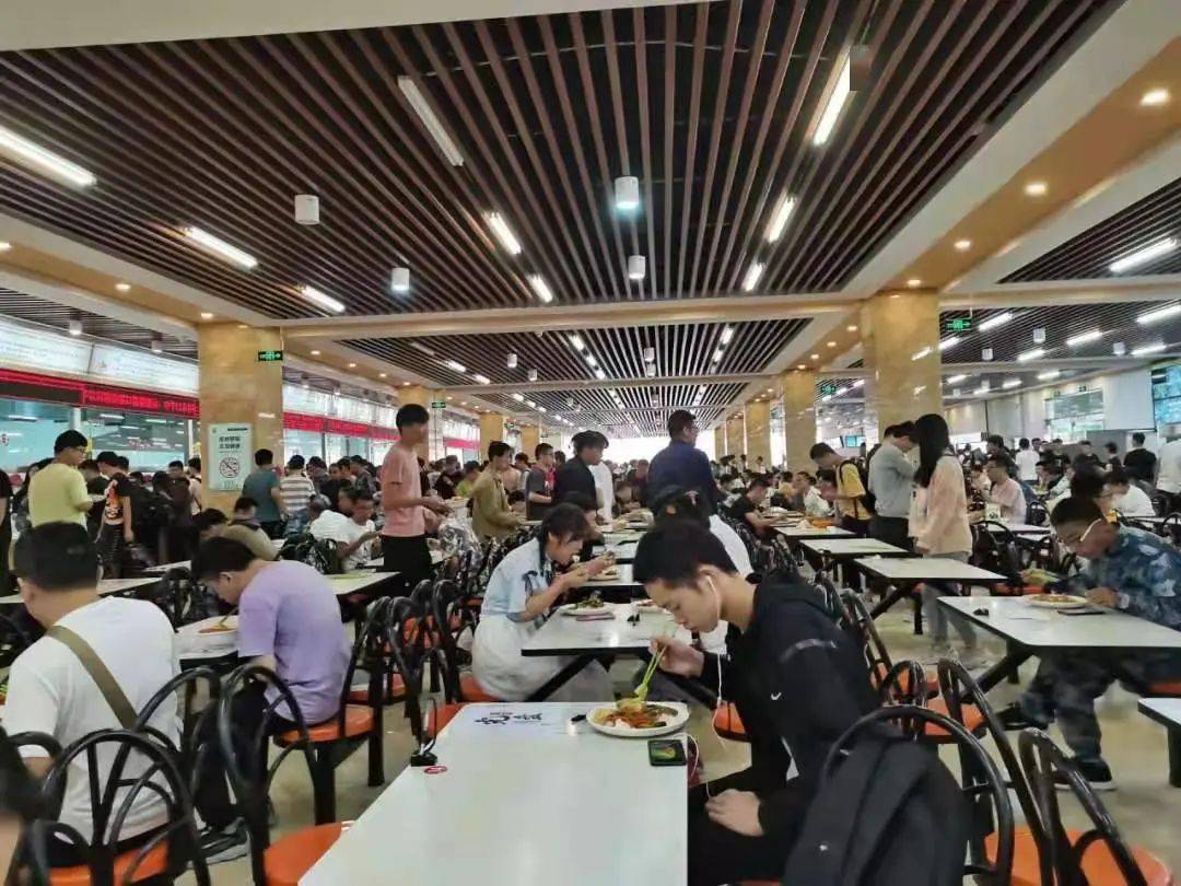 像我们每一个中北人下课离开教学楼后就会马不停蹄地奔向食堂第四食堂