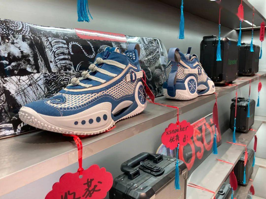 我们将发售场地定为 xsneaker万象汇旗舰店,并且加以装饰,使得场地的