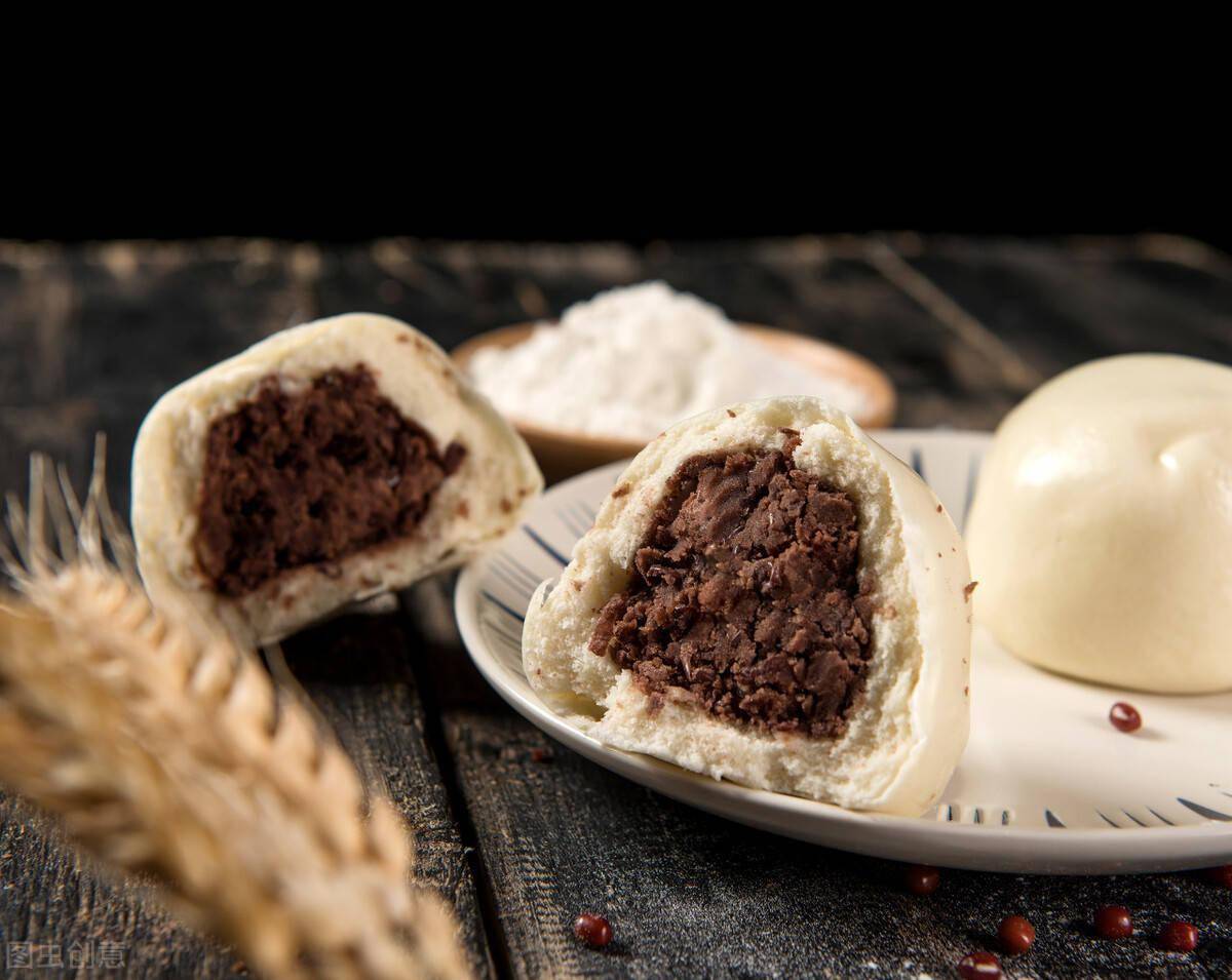 红豆别总熬粥,煮煮蒸包子,外皮松软,内馅软糯香甜,比面包好吃