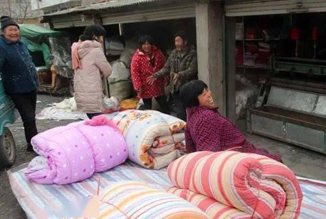 曾在农村被嫌弃,为何现在城里人抢着要?_棉被