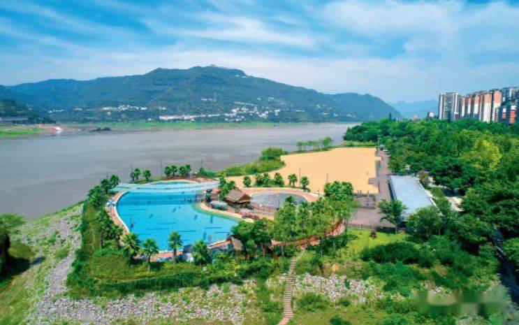 有西南地区最大的海沙沙滩—阳光沙滩有矗立在长江中的水上花园有绵延