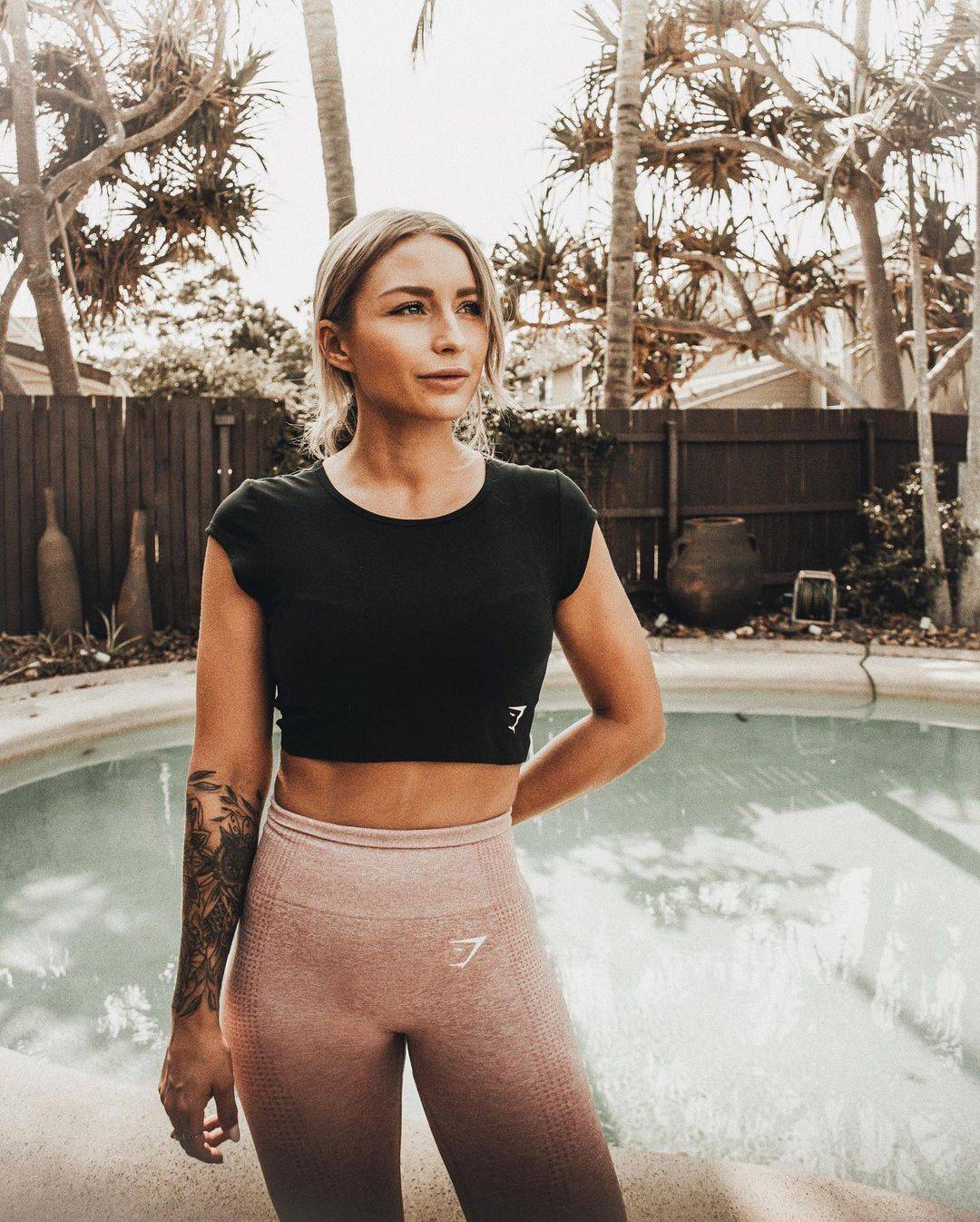 孕后增长25公斤澳洲美女通过在家健身重回性感身材堪比少女