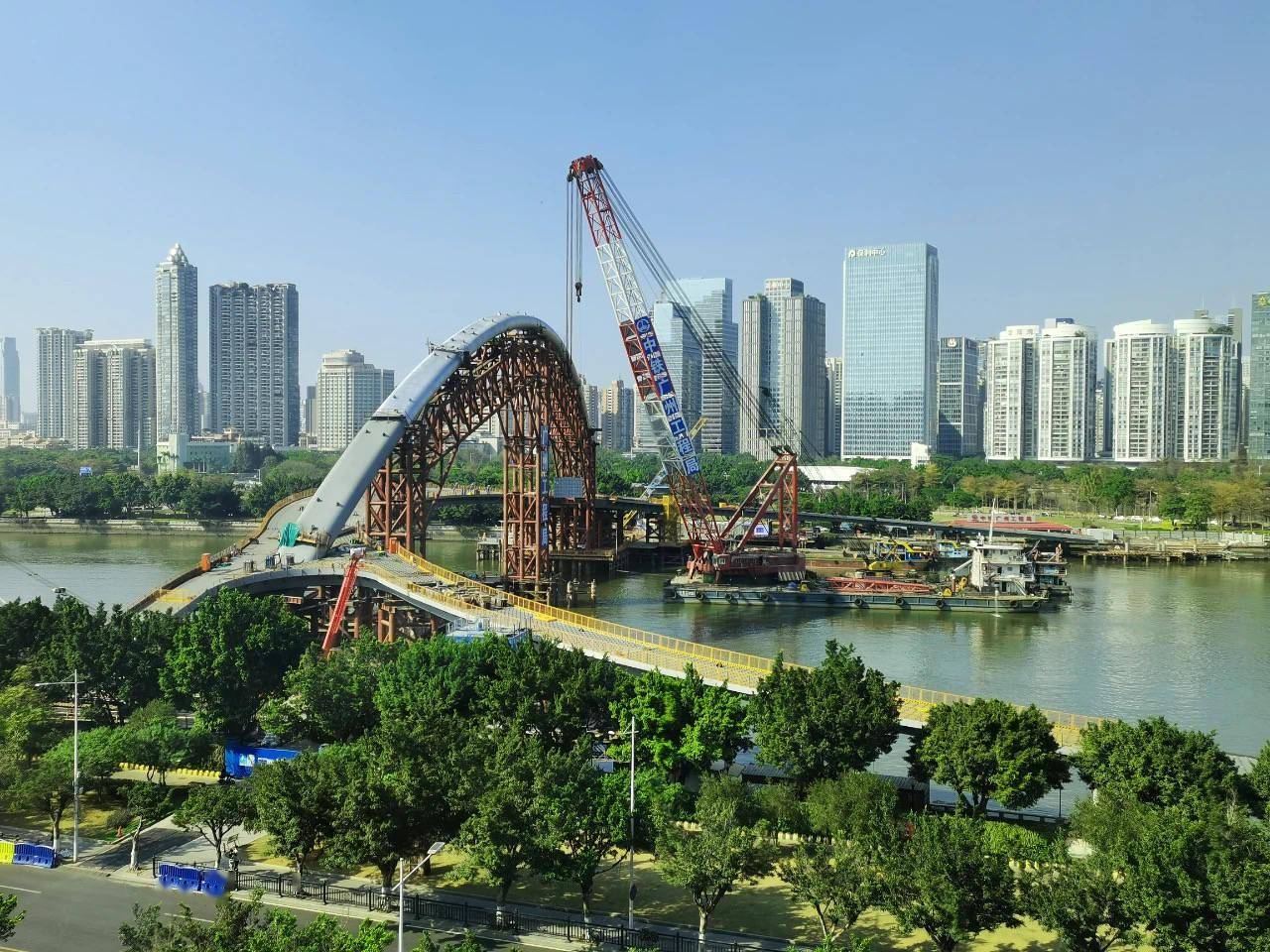 广州首条人行景观桥今天合龙