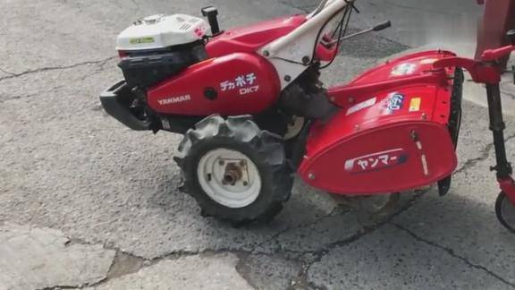 小哥试用日本洋马微耕机当发动机启动的时候精彩才刚开始