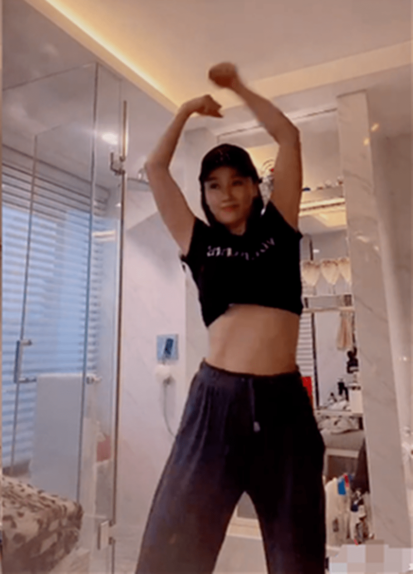 姚芊羽扭胯跳舞,却被网友吐槽脸大变样,以前很自然是真好看啊!