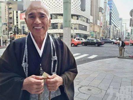 曾站在银座街头为全世界祈福10年的托钵僧,被新冠带走了