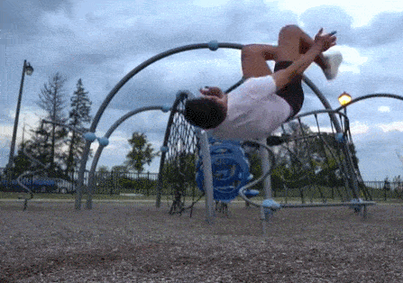 虽然落地姿势没有那么完美,但mike也算是基本掌握了后空翻这项技能