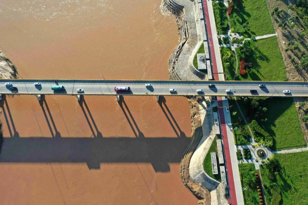 412020年8月,航拍沙王大桥,车辆,倒影,河水,绿树构成一幅画.