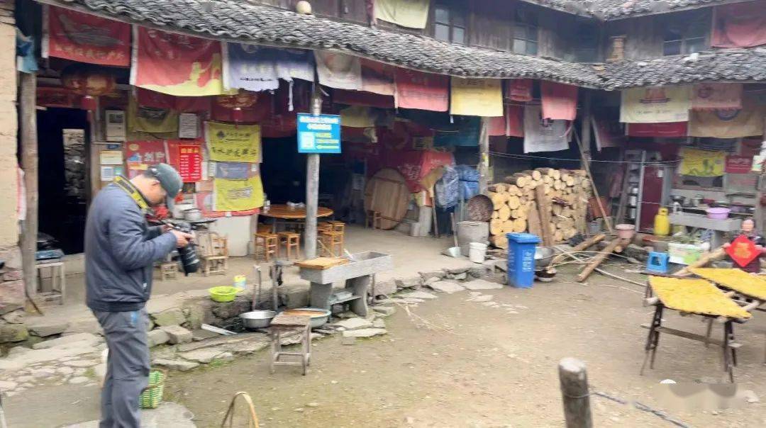 本次展览的作品来自赵达震,周伟平,魏波,胡敏君,王