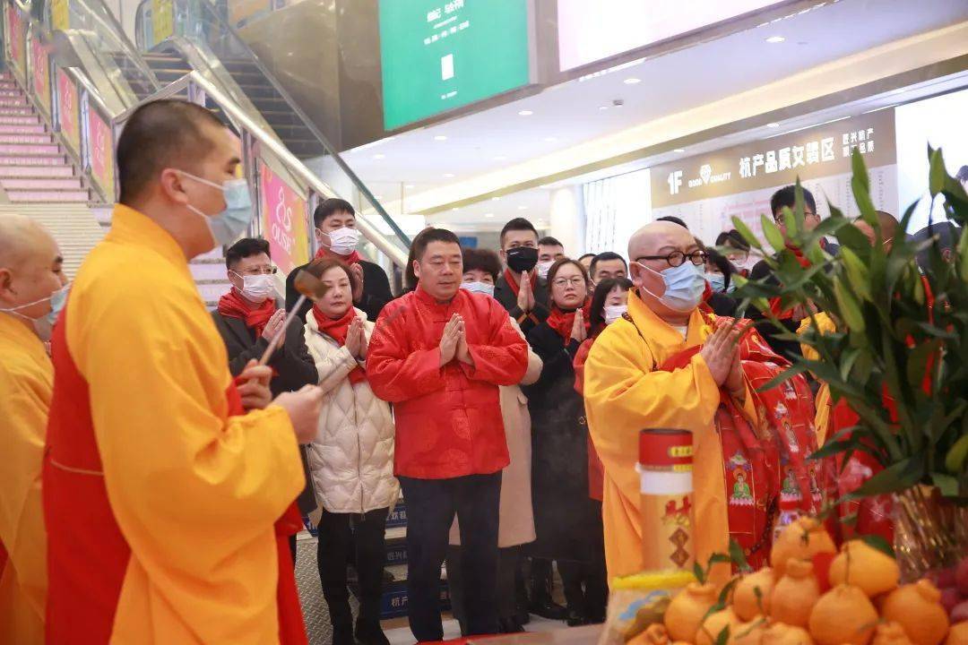 上午8:58吉时一到,祈福仪式正式开始,杭州北高峰灵顺寺方丈-印旭大