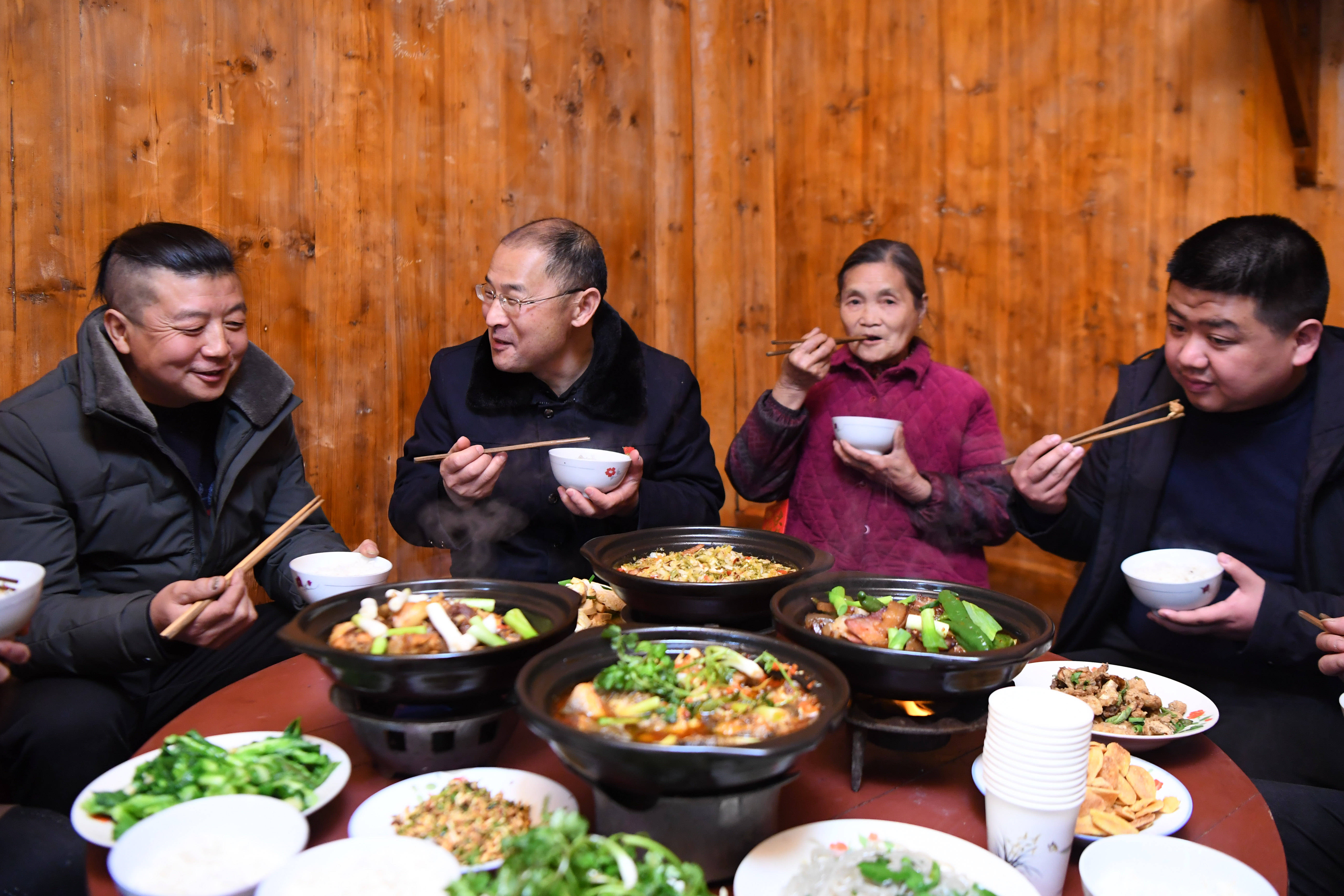 湖南省常德市石门县金河村扶贫队长,第一书记张忠富(左)在金河村脱贫