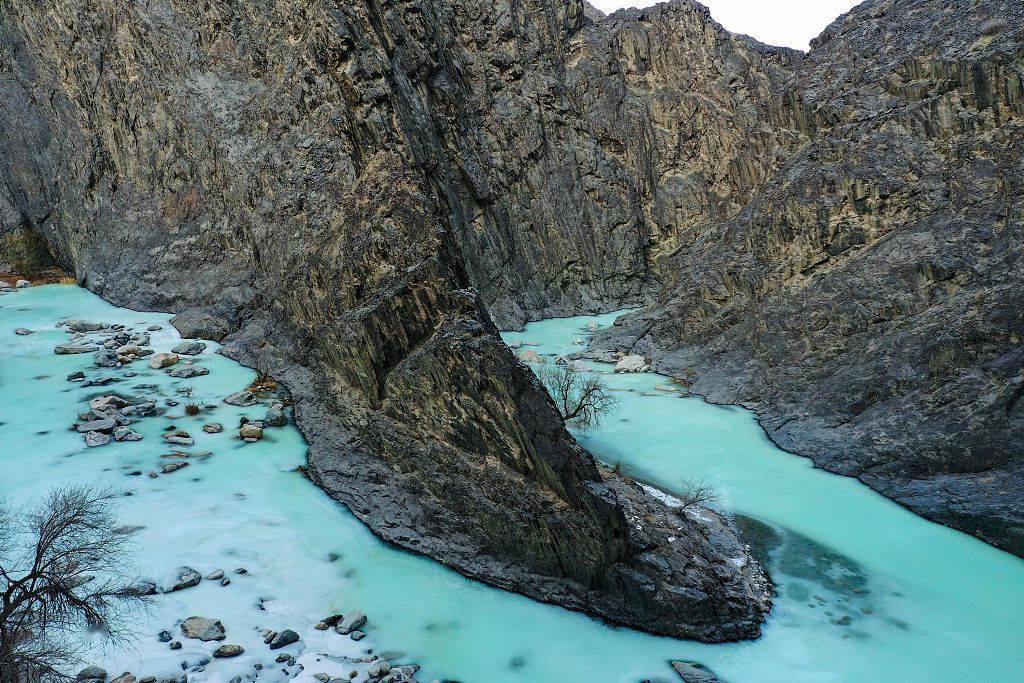 新疆巴州 ：山间溪水蜿蜒如“绿丝带” 蔚为壮观