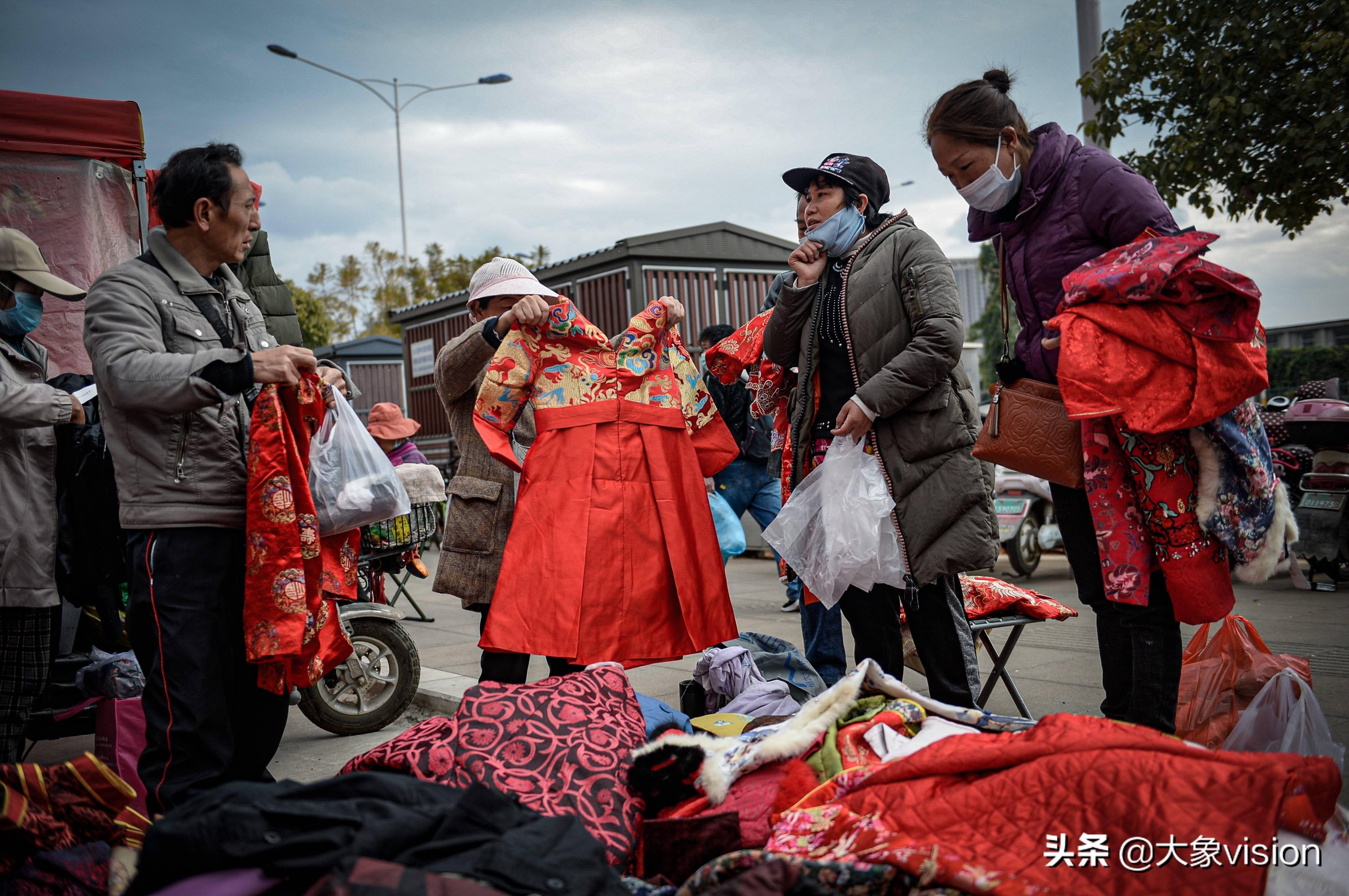 过新年赶乡街 买年货