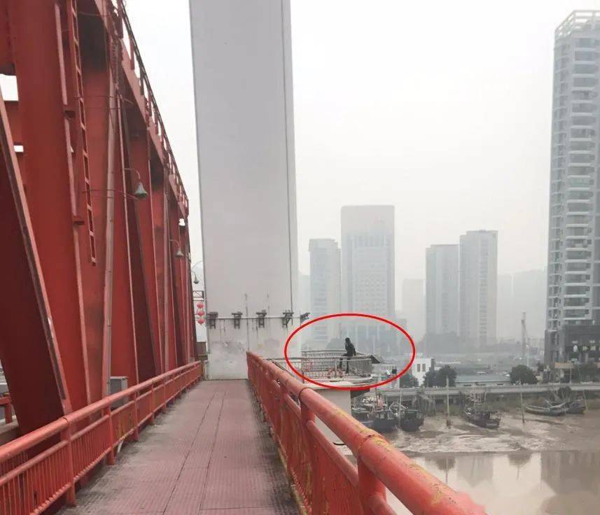 快过年了,瓯南大桥上有人要跳江!