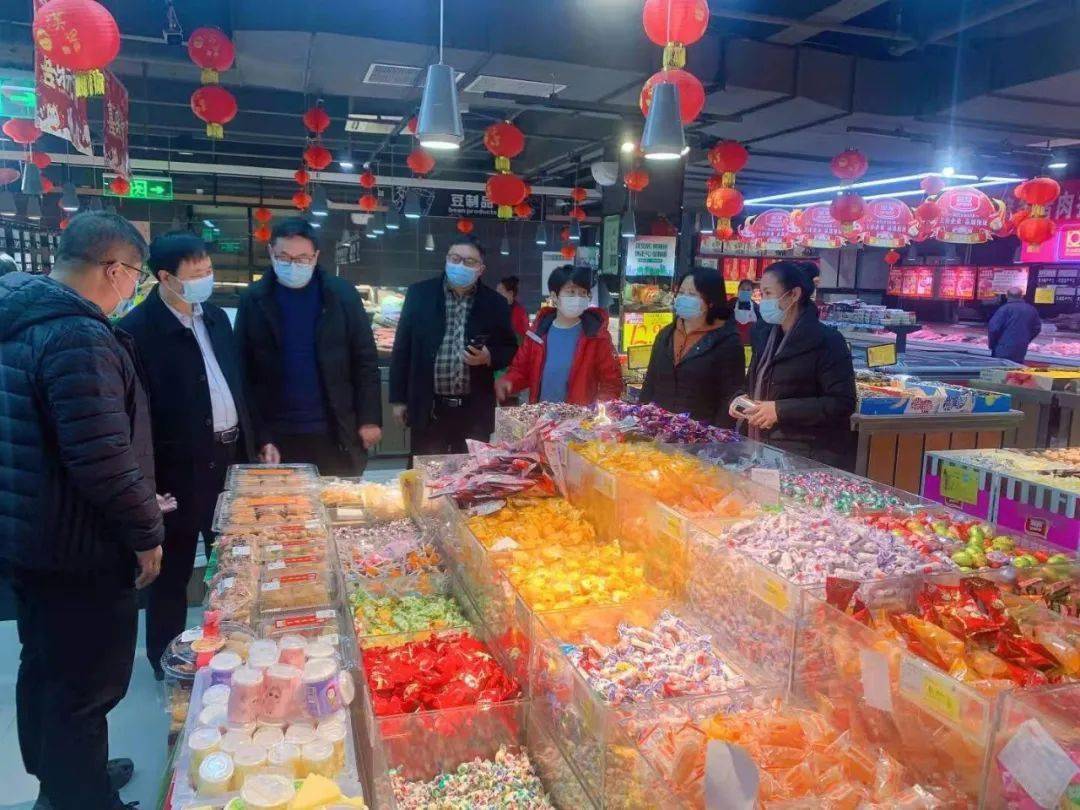 德信泉公司总经理王尧先到德信泉各超市进行新春慰问