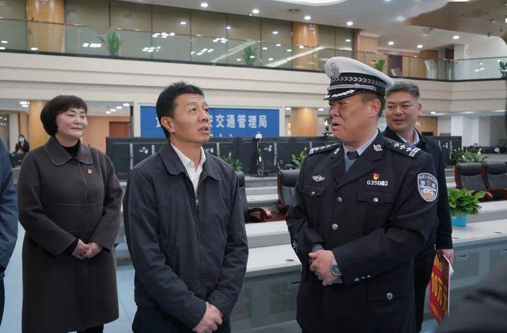 贵阳市公安交通管理局党委书记,局长张斌向陈晏市长汇报了抗凝保畅