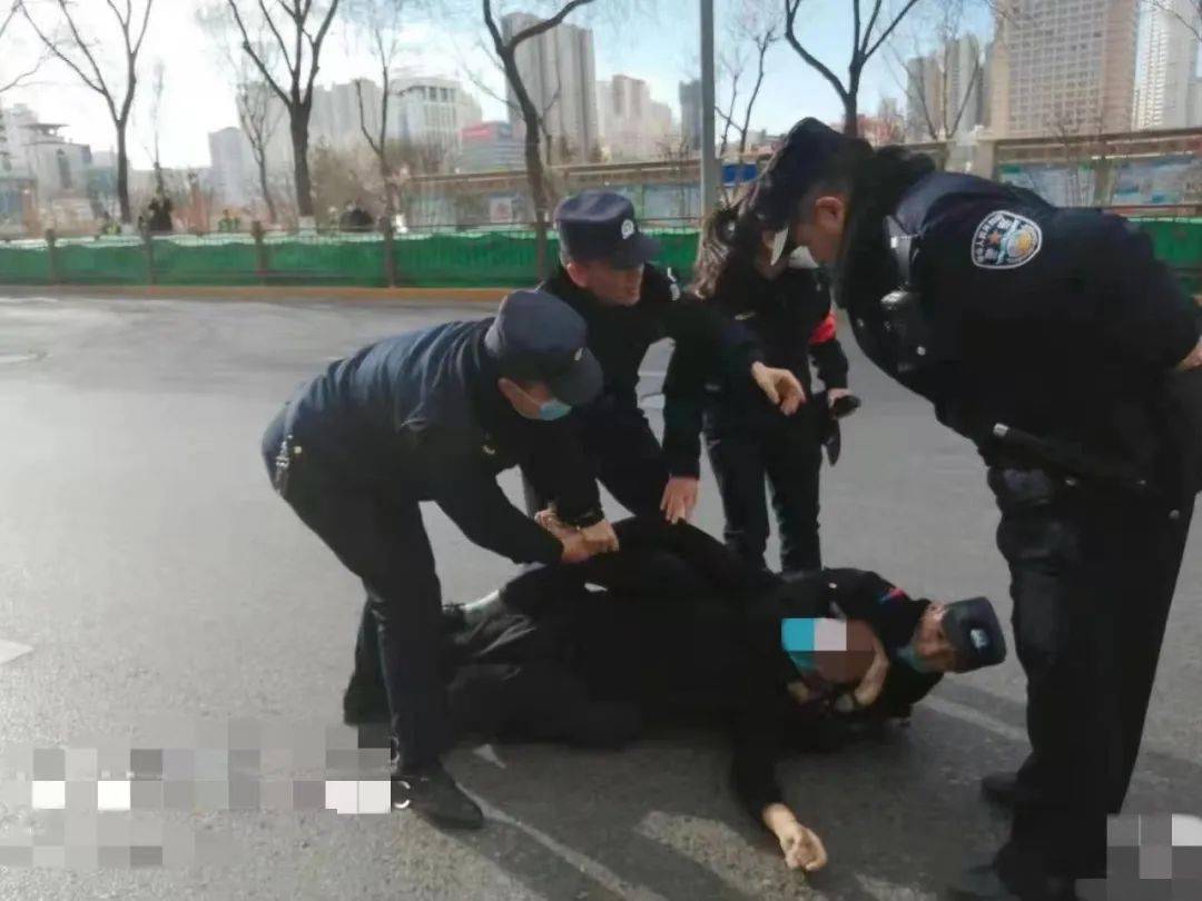 西宁公安飞扑抓人!附现场视频.